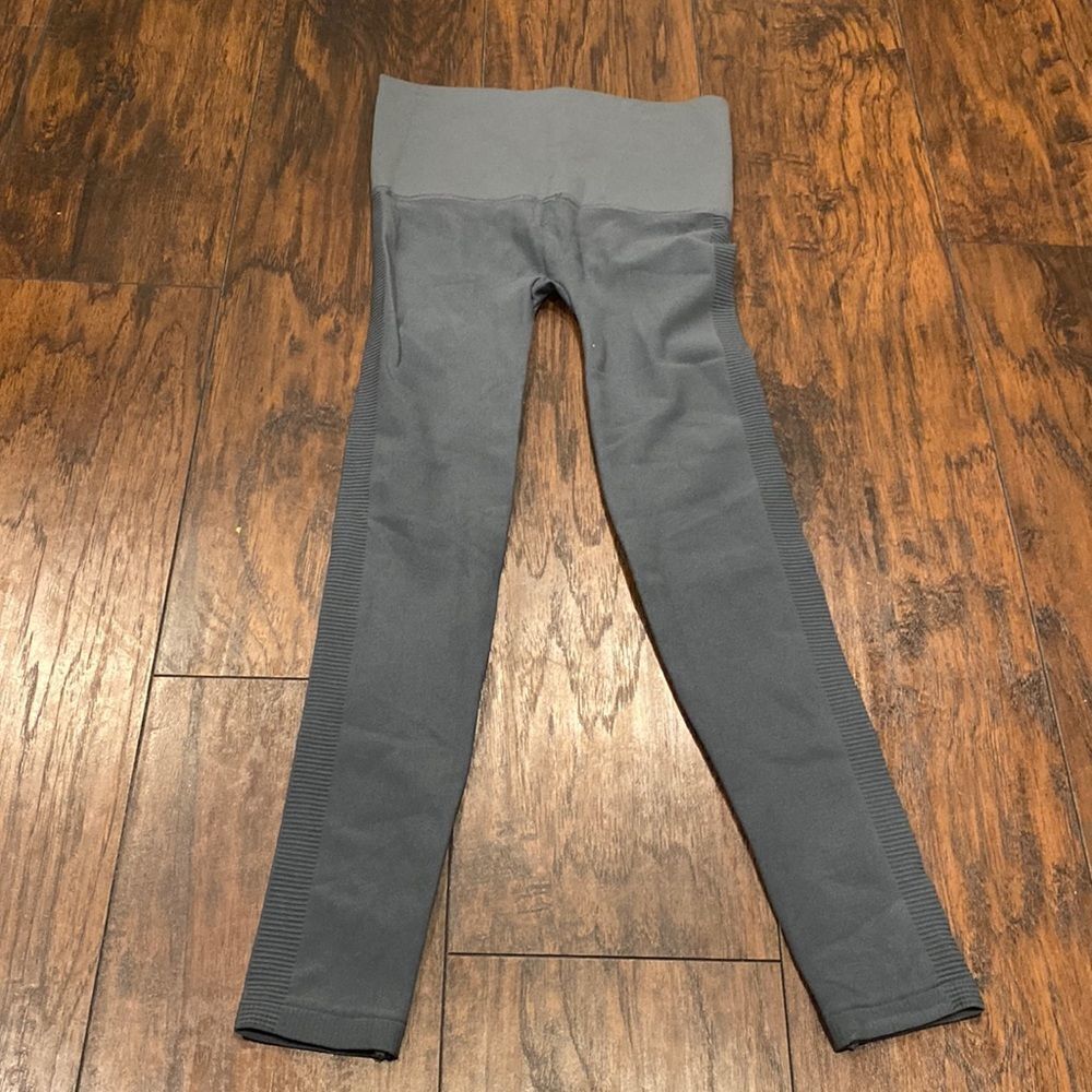 Star Power by spanx grey leggings , tights size M seamless in EUC stretchy‎